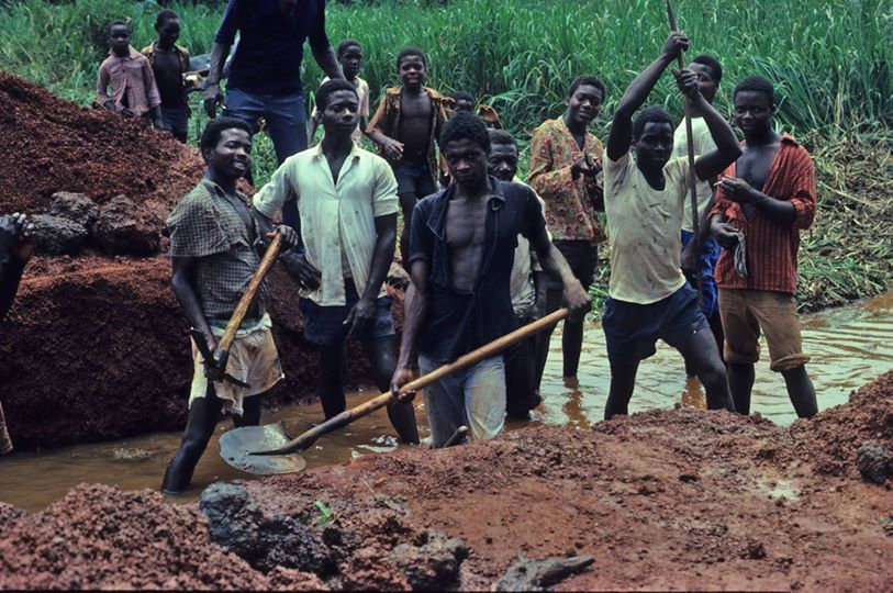 Ragazzi al lavoro in Congo per costruire una casa di mattoni