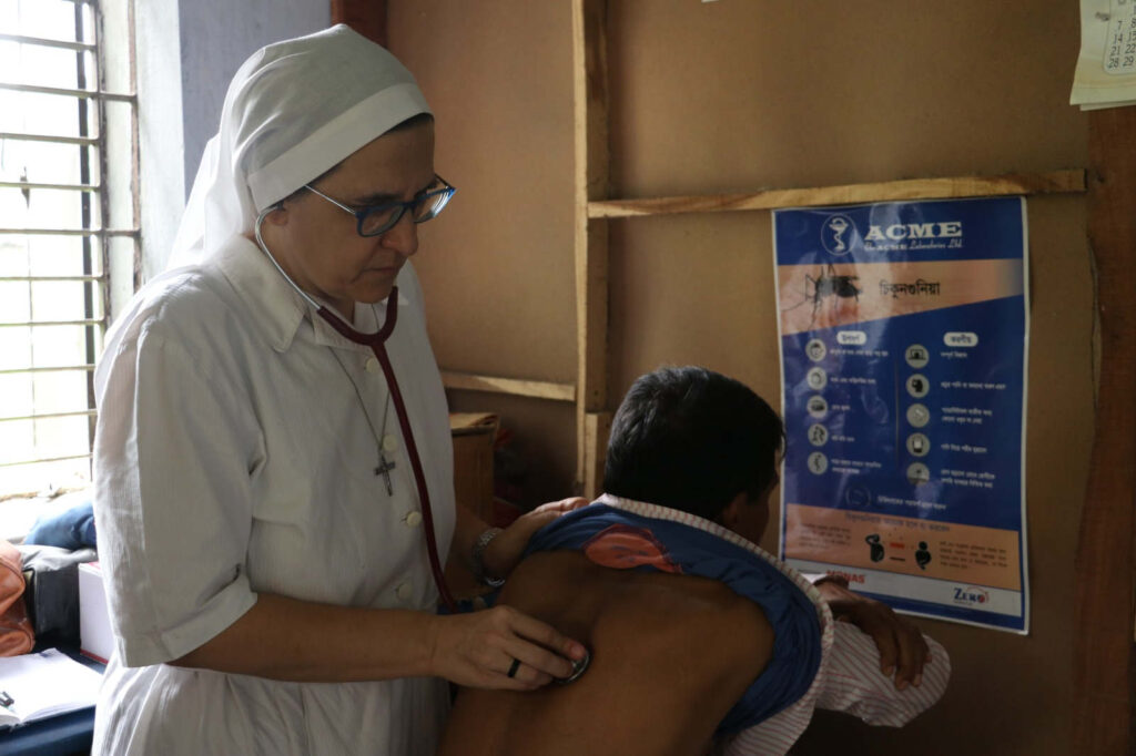 sr Roberta Pignone visita gli ammalati dell'ospedale in Bangladesh