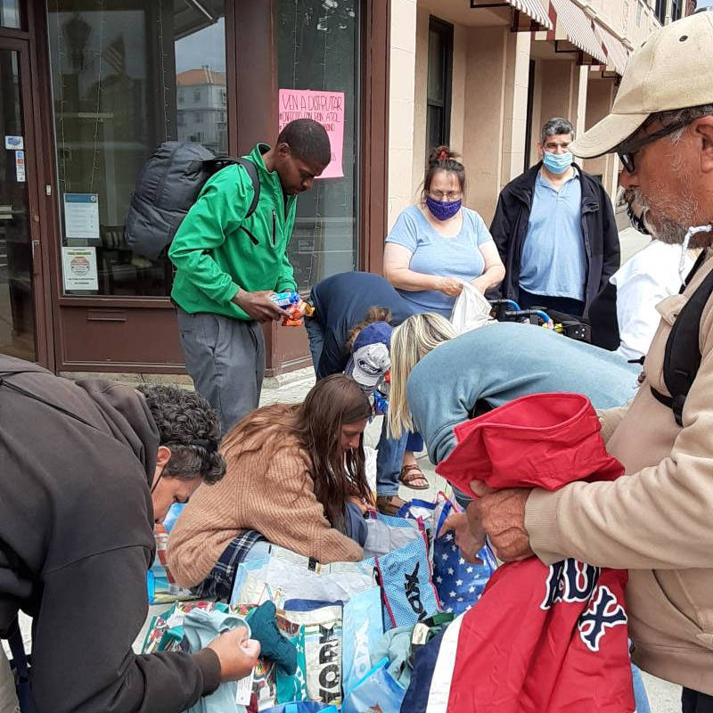 missionari a boston donano vestiti ai senzatetto