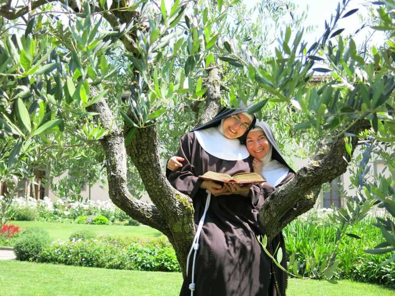 sorelle Clarisse di Albano in giardino