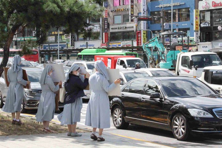 Suore della Carità scendono in strada in Corea contro i cambiamenti climatici